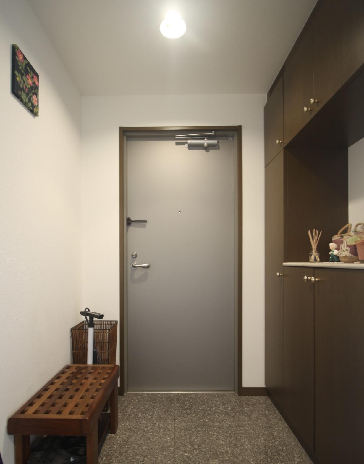 西宮市桜町の売買物件/玄関もゆとりがあり、収納も充実。