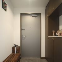 西宮市桜町の売買物件/玄関もゆとりがあり、収納も充実。