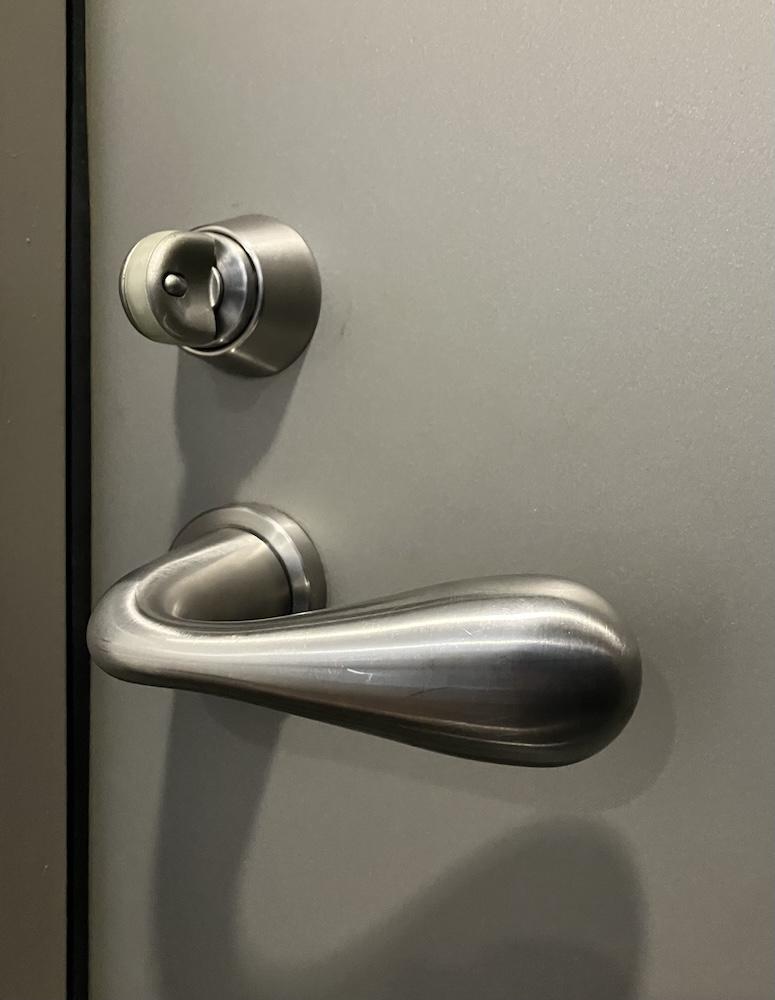 西宮市桜町の売買物件/手に馴染む、このドアハンドル。