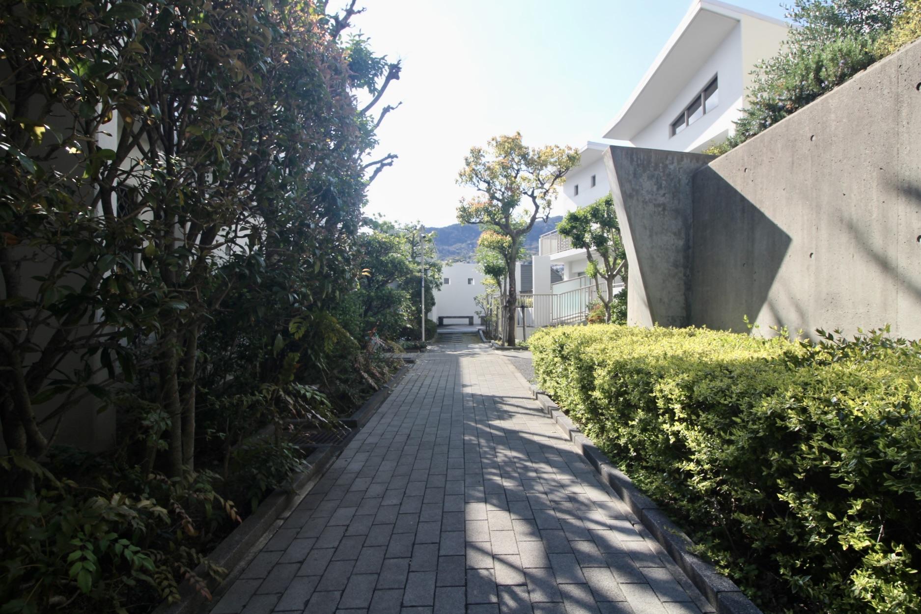 西宮市桜町の売買物件/光と風が抜ける、気持ちのいい共用部。