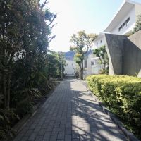 西宮市桜町の売買物件/光と風が抜ける、気持ちのいい共用部。