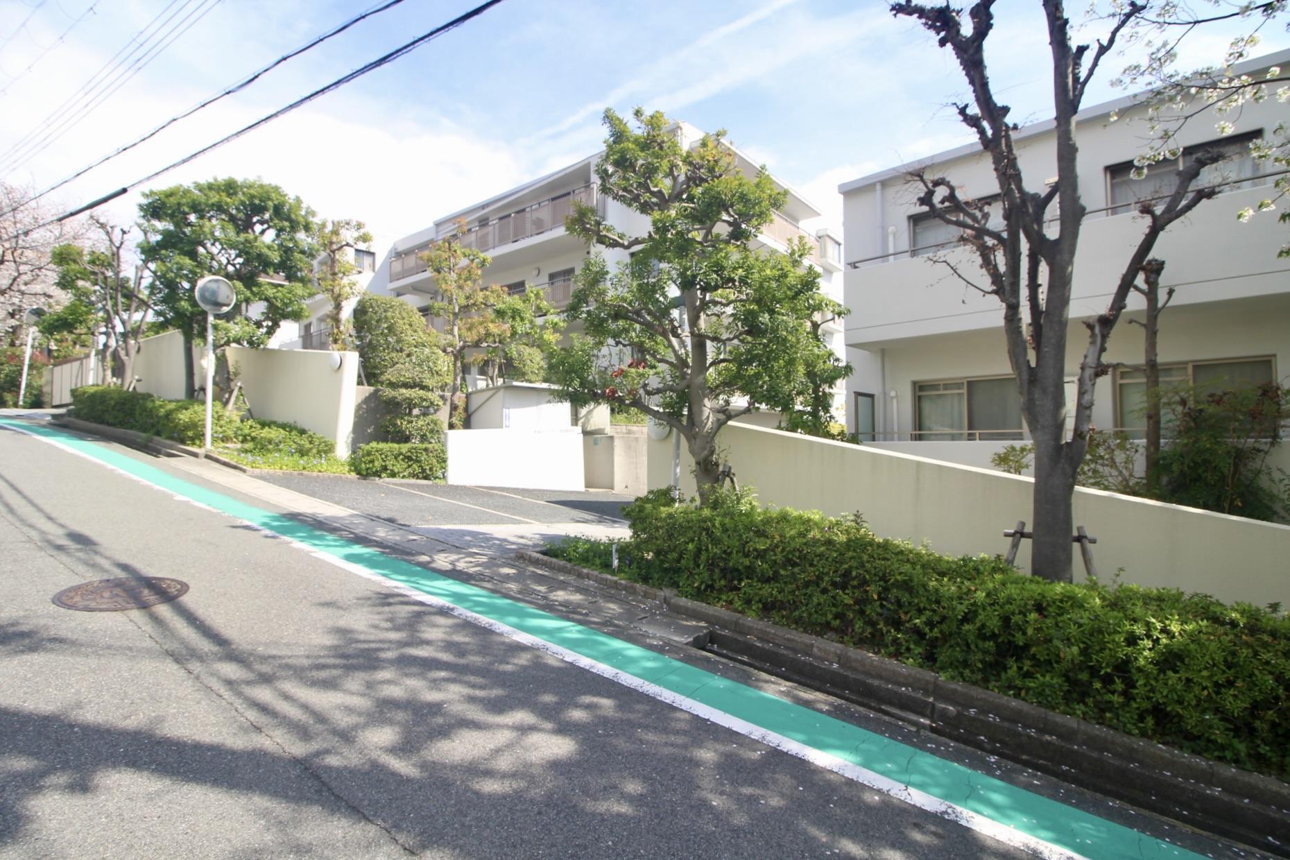 西宮市桜町の売買物件/敷地の内外に緑が広がる、設計の行き届いたマンション。