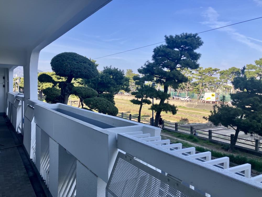 芦屋市平田町の売買物件/穏やかに流れる川と緑を望む、別荘地のような景色。