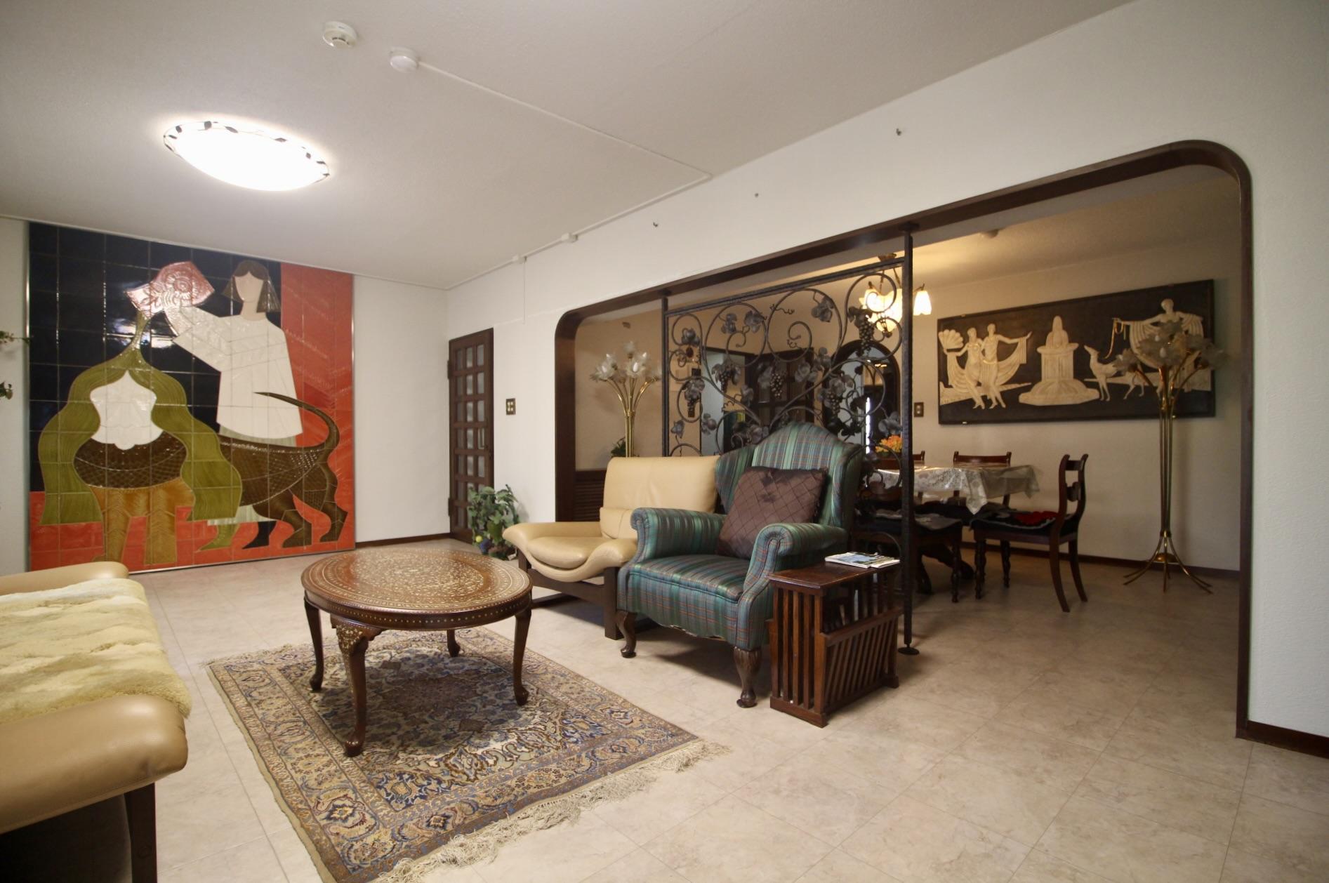 芦屋市平田町の売買物件/大きなタイル画が印象的なLD。アールの開口が効いてます。