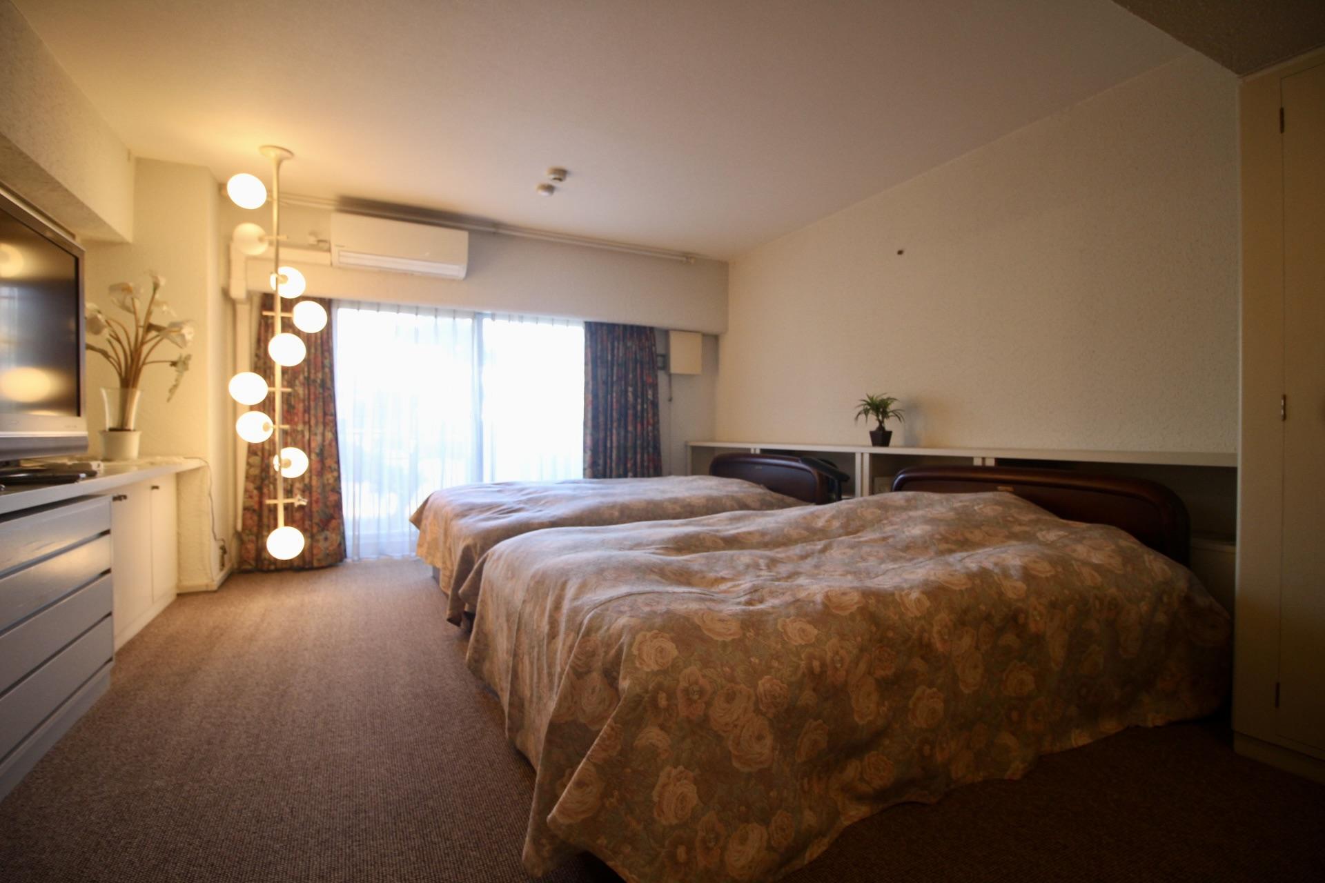 芦屋市平田町の売買物件/川沿いに面した東側洋室。ゆったりとした広さも魅力。