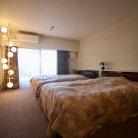 芦屋市平田町の売買物件/川沿いに面した東側洋室。ゆったりとした広さも魅力。