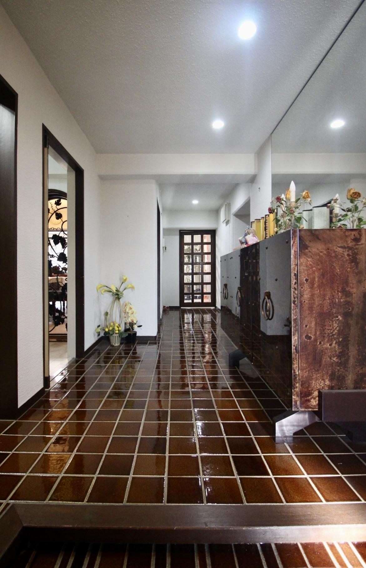 芦屋市平田町の売買物件/玄関を入ると、圧巻のタイル張りの廊下。