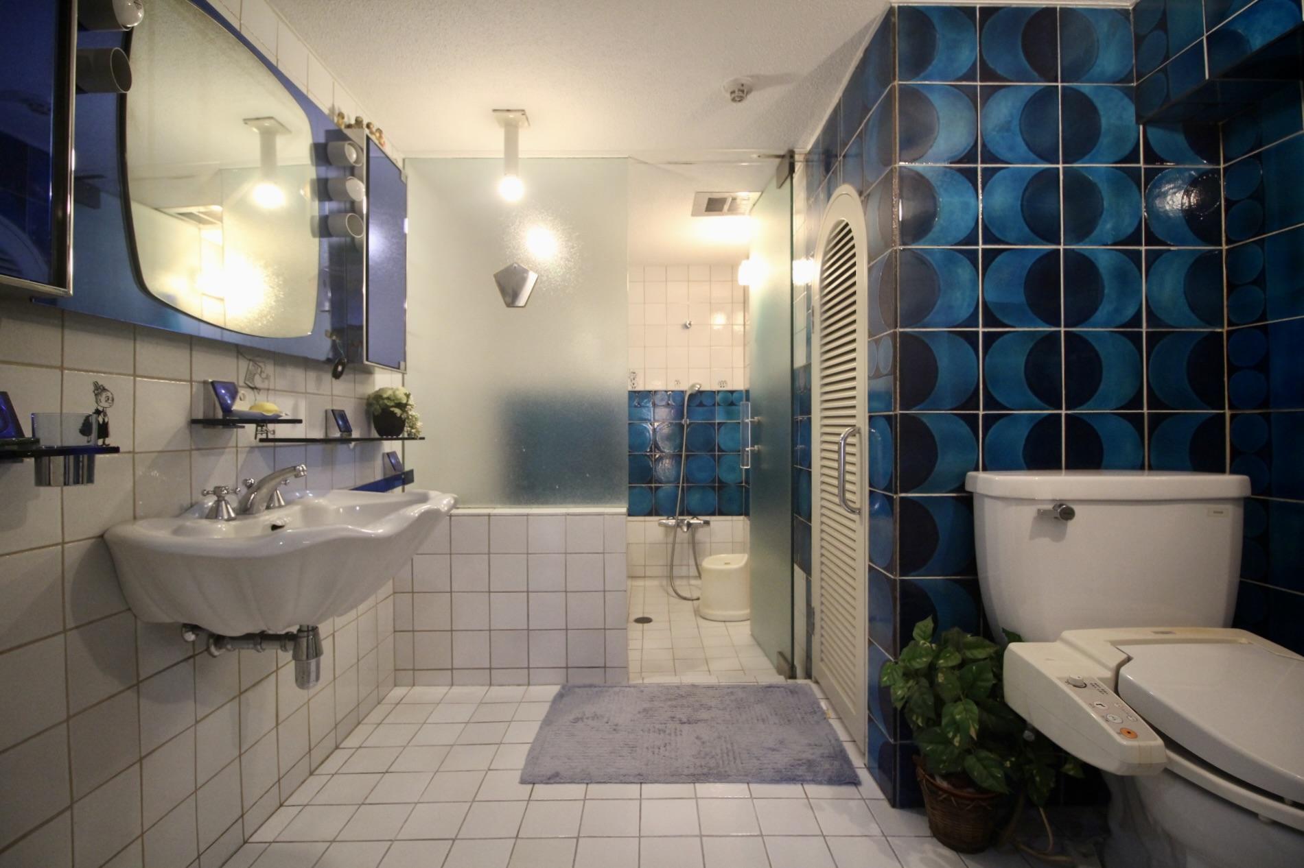 芦屋市平田町の売買物件/タイルが印象的な風呂・トイレ。