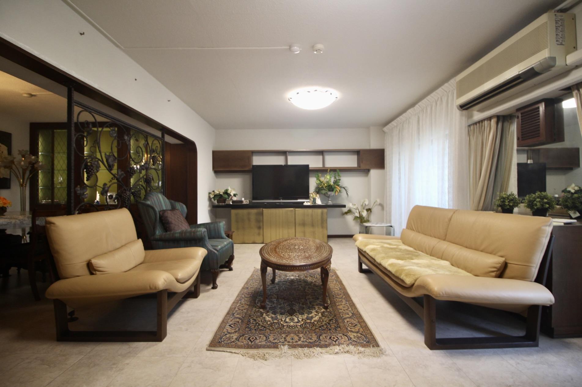 芦屋市平田町の売買物件/造作家具が印象的なLD。