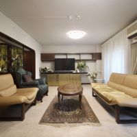 芦屋市平田町の売買物件/造作家具が印象的なLD。