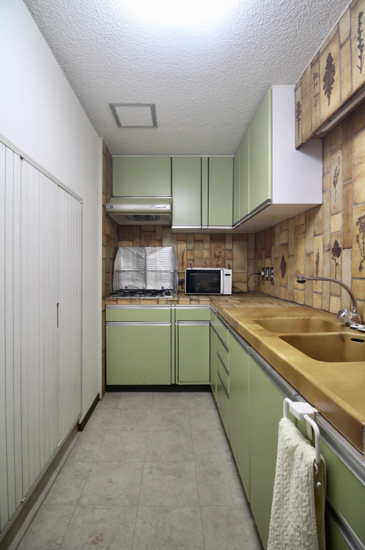 芦屋市平田町の売買物件/キッチンのタイルやシンクも、フランス人陶芸家によるもの。