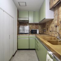 芦屋市平田町の売買物件/キッチンのタイルやシンクも、フランス人陶芸家によるもの。