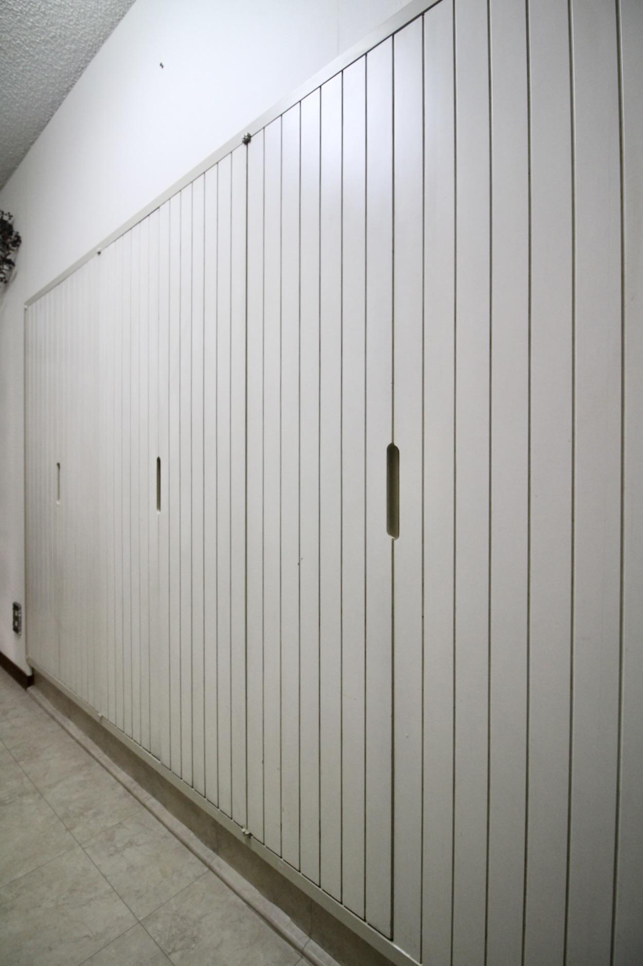 芦屋市平田町の売買物件/キッチンの収納の木製建具が個人的にかなり好み。