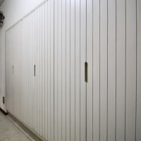 芦屋市平田町の売買物件/キッチンの収納の木製建具が個人的にかなり好み。