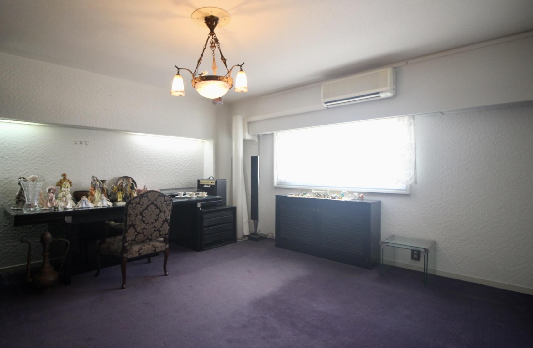 芦屋市平田町の売買物件/カーペット敷きの西側洋室。