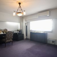 芦屋市平田町の売買物件/カーペット敷きの西側洋室。