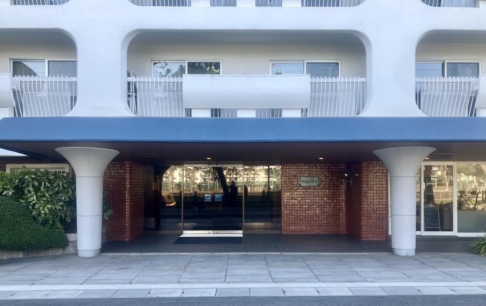 芦屋市平田町の売買物件/アールとタイルが印象的なエントランス。レトロ好きにはたまりません。