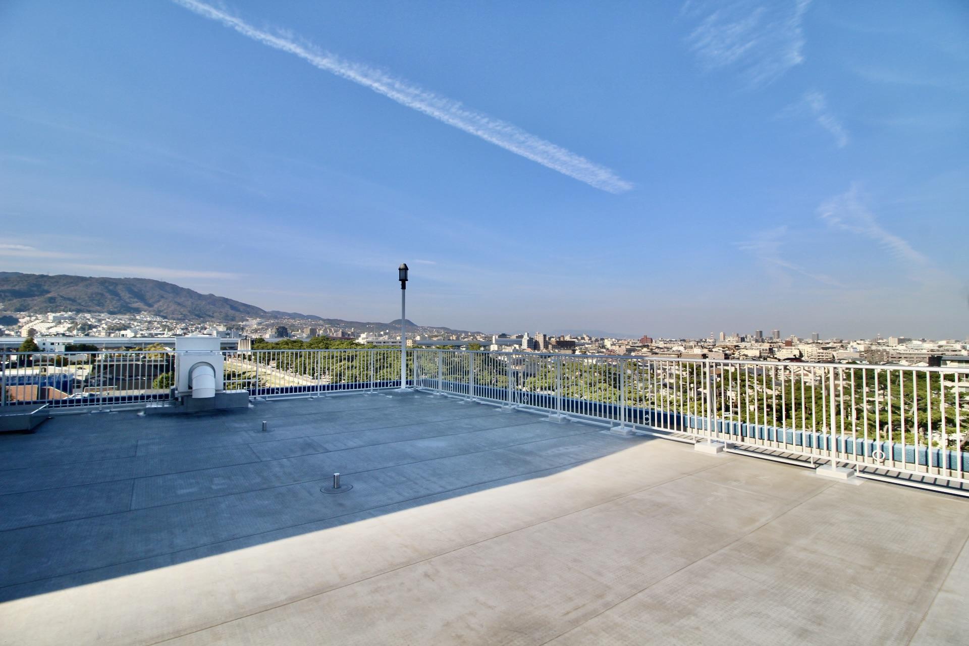 芦屋市平田町の売買物件/物干し場のある屋上からの眺めも絶景。