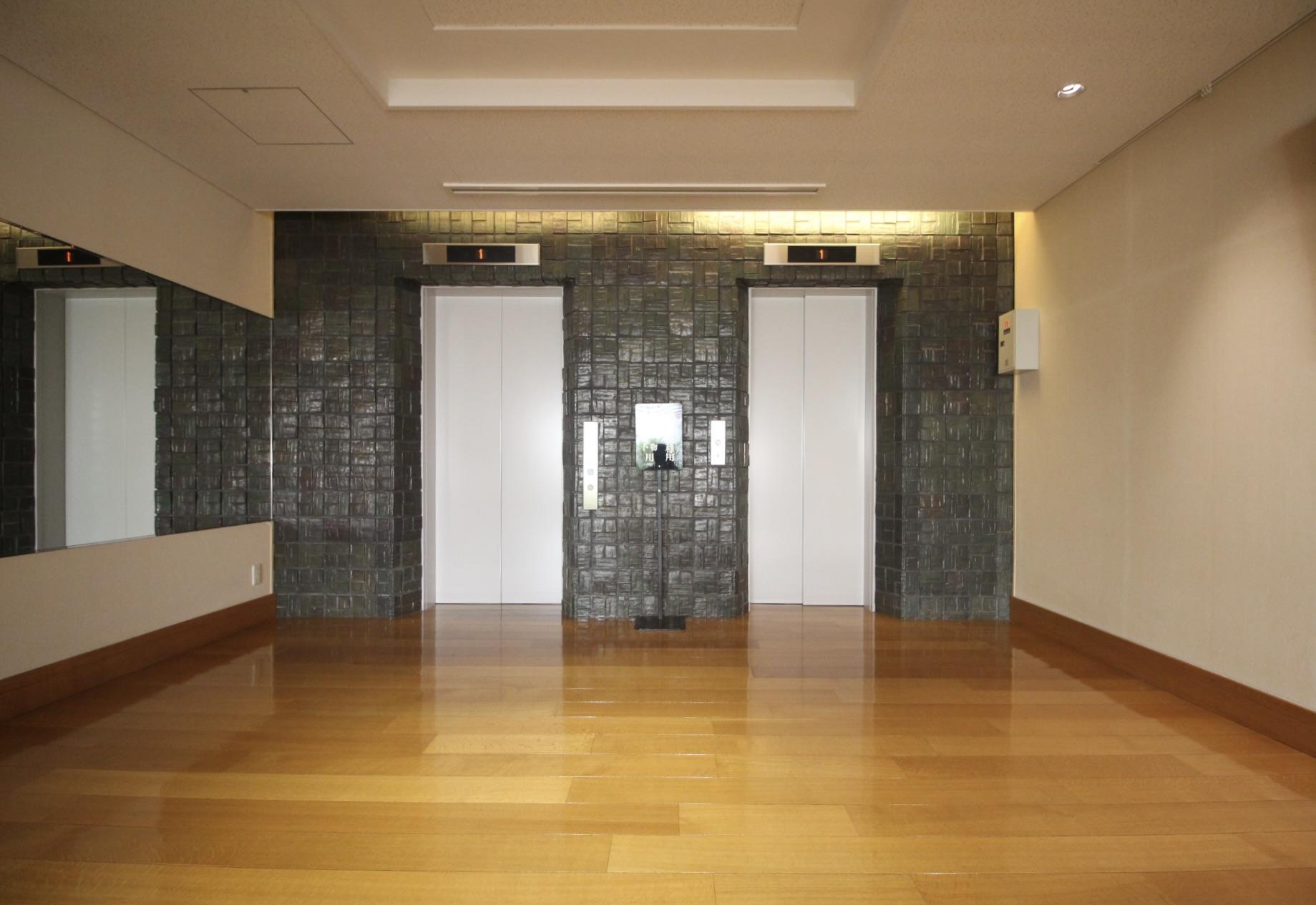 芦屋市平田町の売買物件/エレベーターにも、重厚感あるタイル。
