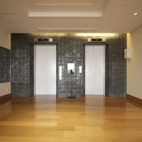 芦屋市平田町の売買物件/エレベーターにも、重厚感あるタイル。