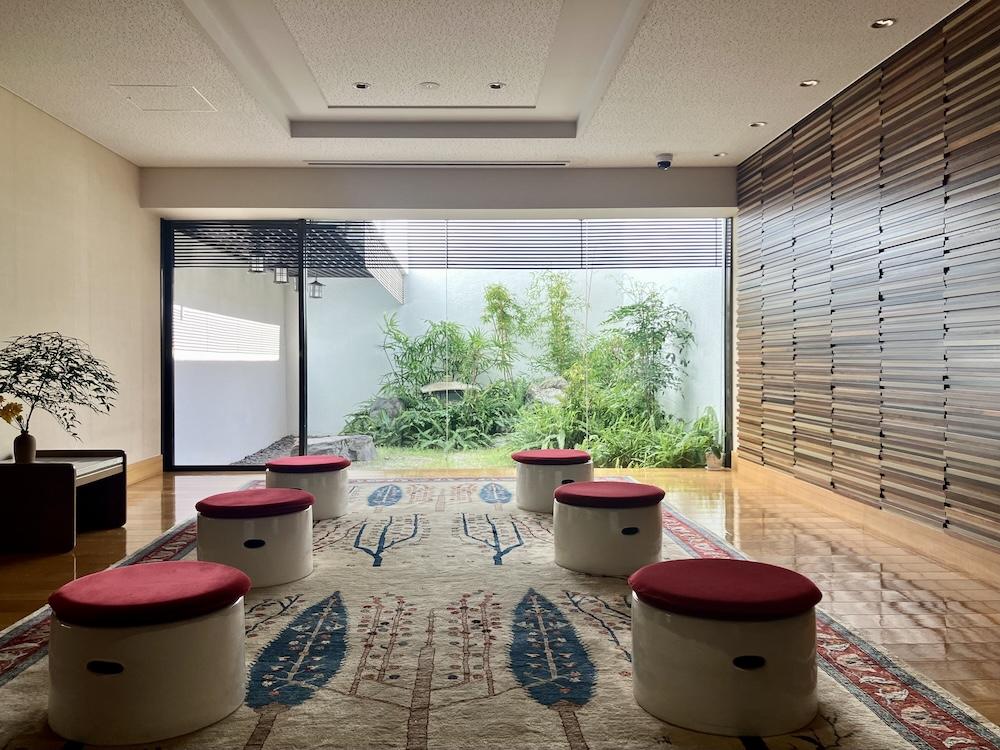 芦屋市平田町の売買物件/庭を望む、ホテルのようなロビー。