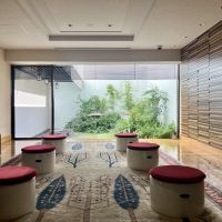 芦屋市平田町の売買物件/庭を望む、ホテルのようなロビー。