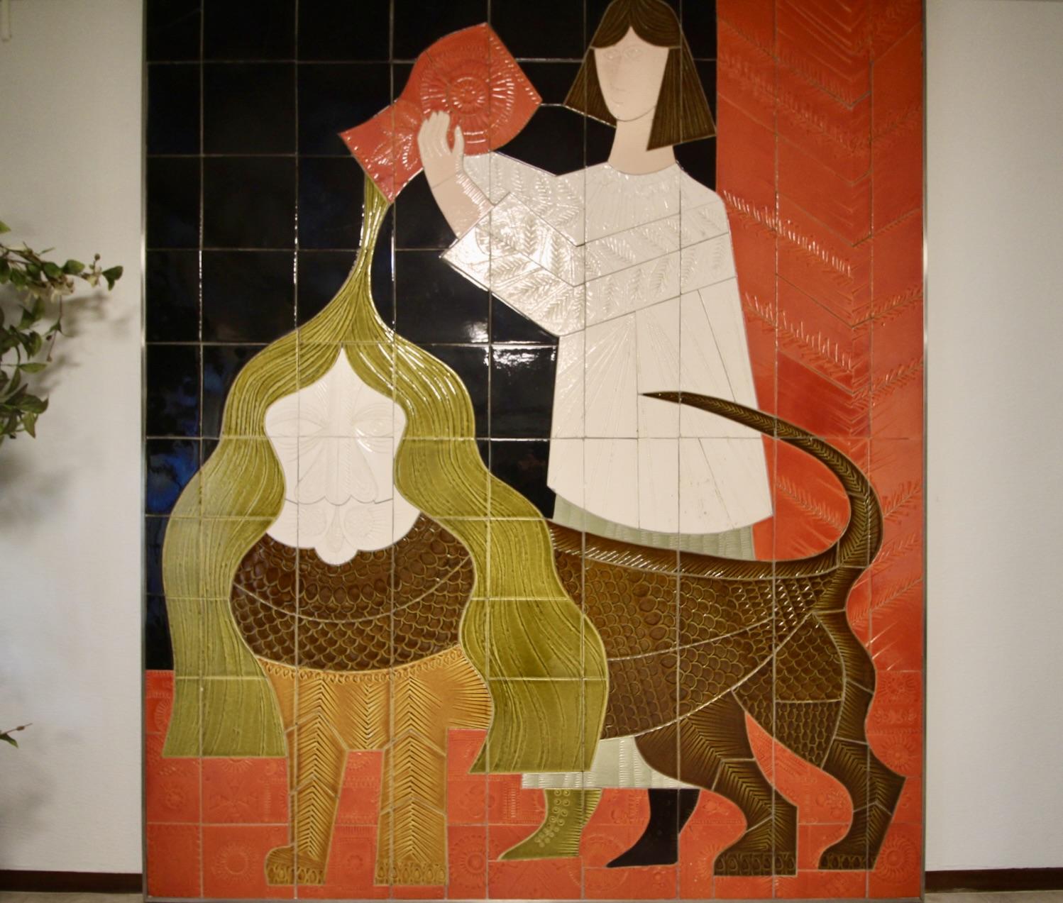 芦屋市平田町の売買物件/LDの壁一面を飾る、フランス人陶芸家によるタイル画。