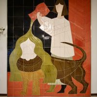 芦屋市平田町の売買物件/LDの壁一面を飾る、フランス人陶芸家によるタイル画。