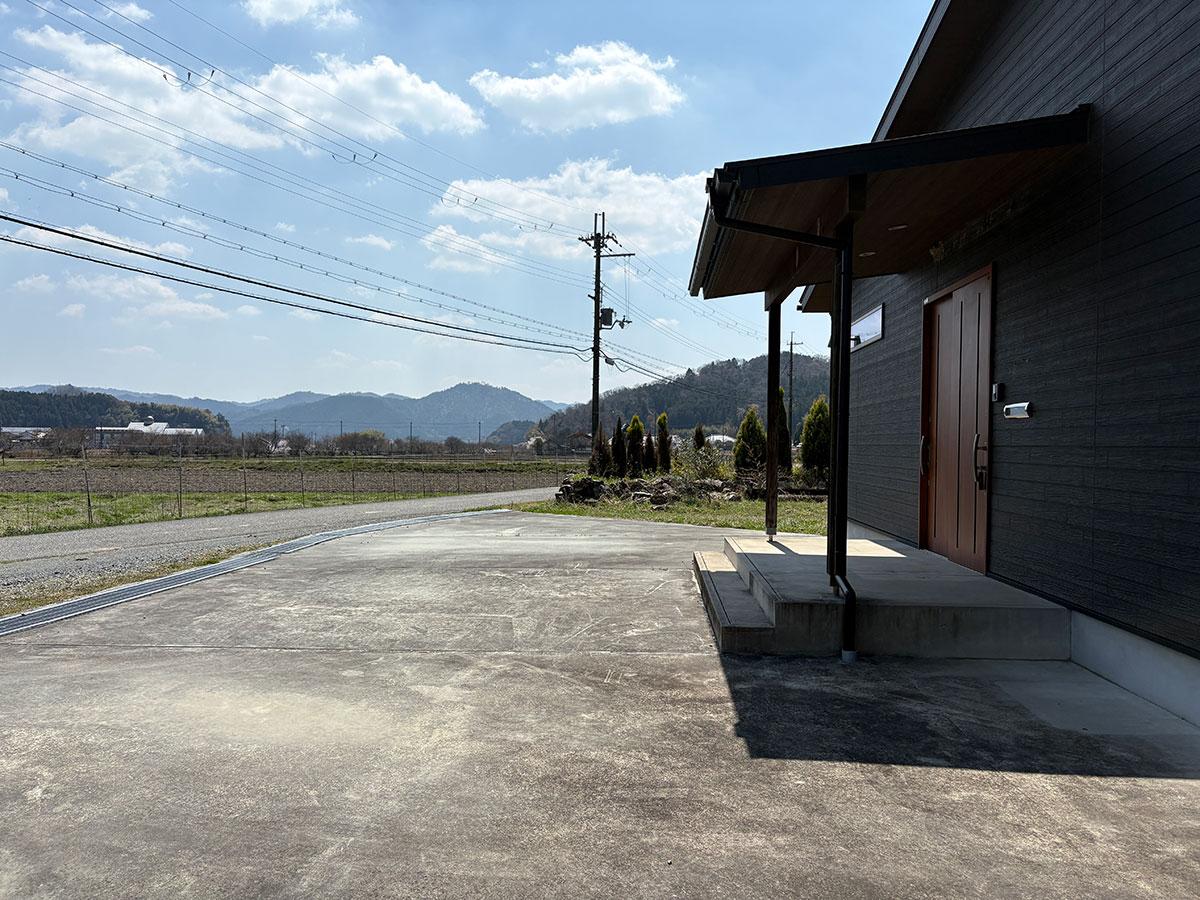 丹波篠山市瀬利の売買物件/玄関と駐車スペース