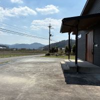 丹波篠山市瀬利の売買物件/玄関と駐車スペース