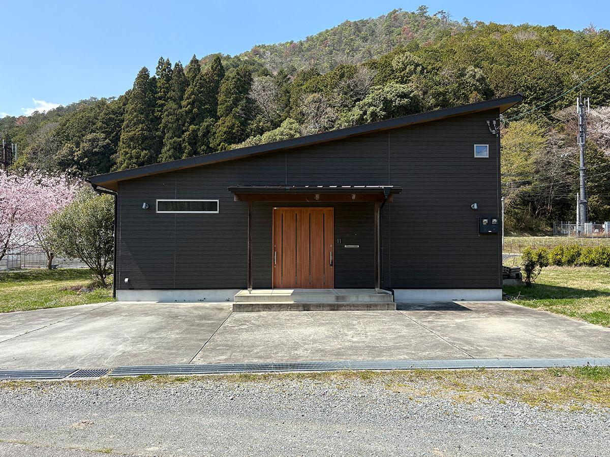 丹波篠山市瀬利の売買物件/シャープな外観の平家