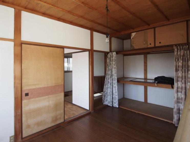 神戸市垂水区塩屋台の売買物件/２階、和室（上にフローリングが置いてあります）襖紙が破れあります。仕上げはちょっと古くなっています。