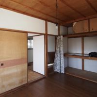 神戸市垂水区塩屋台の売買物件/２階、和室（上にフローリングが置いてあります）襖紙が破れあります。仕上げはちょっと古くなっています。