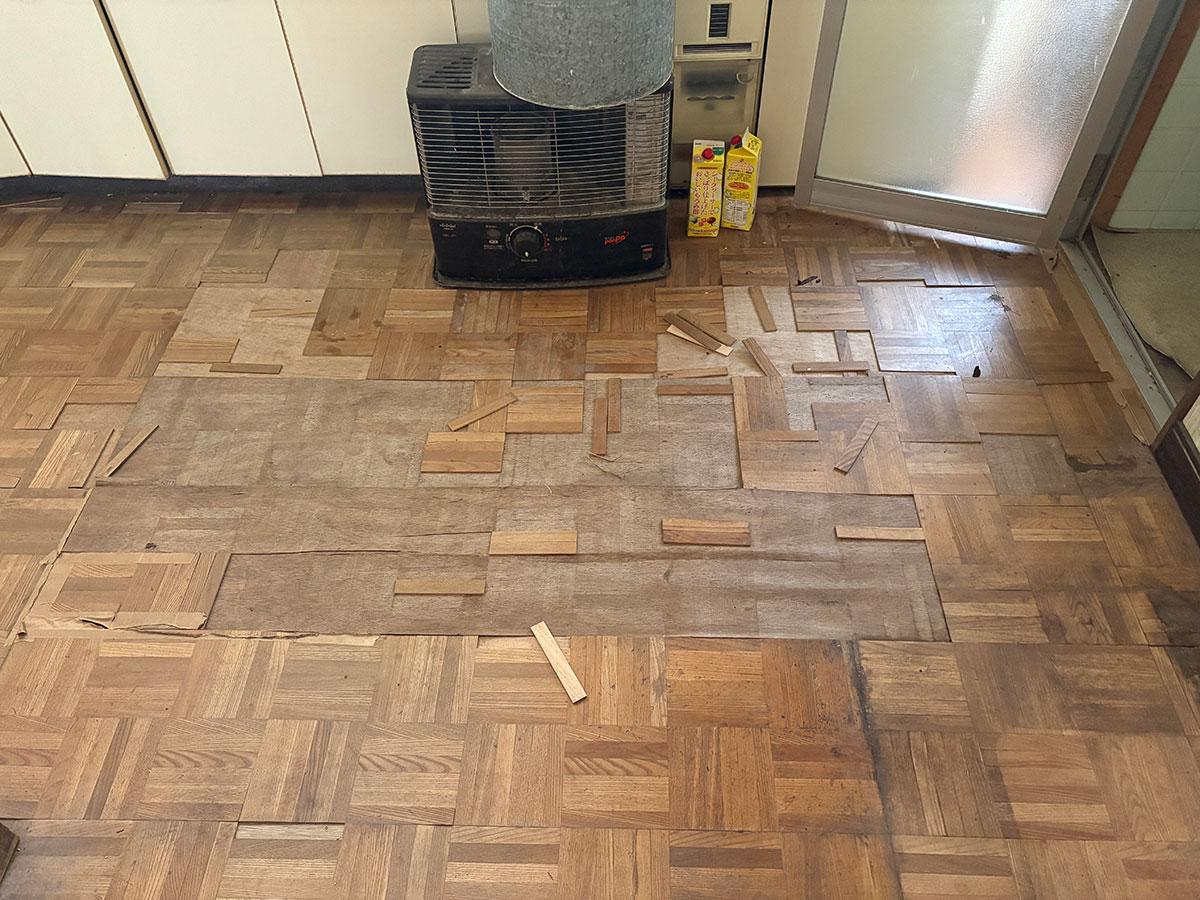 丹波市市島町北岡本の売買物件/DKの床、修理必要です