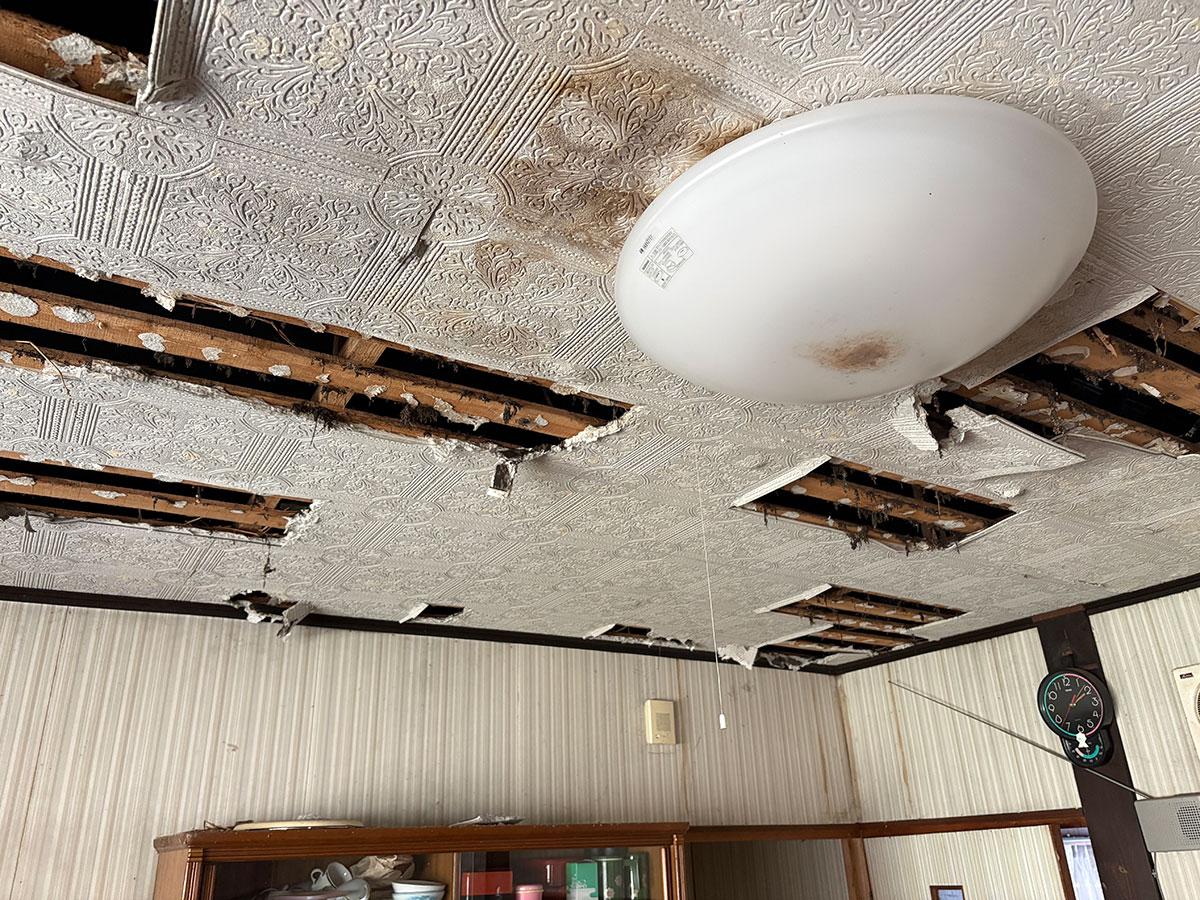 丹波市市島町北岡本の売買物件/DKの天井、修理必要です