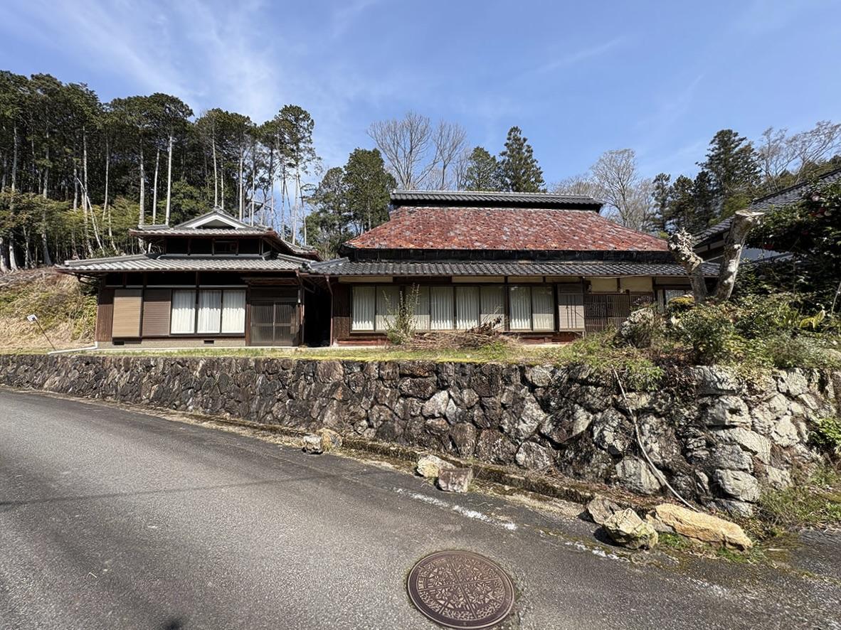 丹波市市島町北岡本の売買物件/外観、左が離れ、中央に母屋、右手に蔵