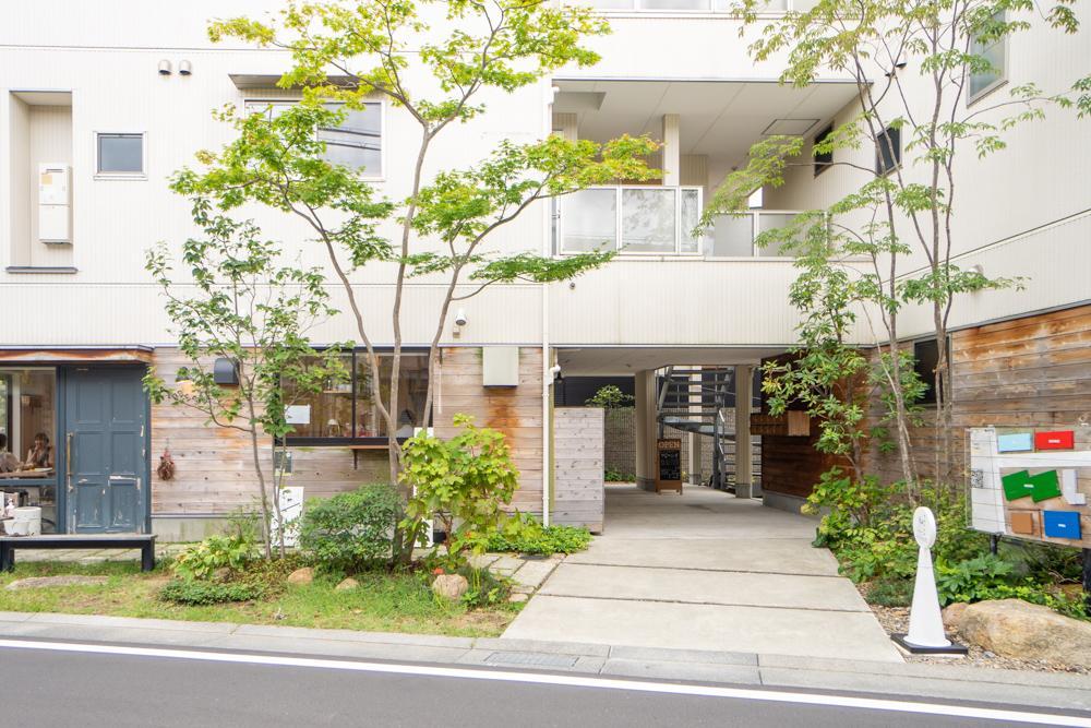 宝塚市高司の賃貸物件/1階にはカフェが入っています