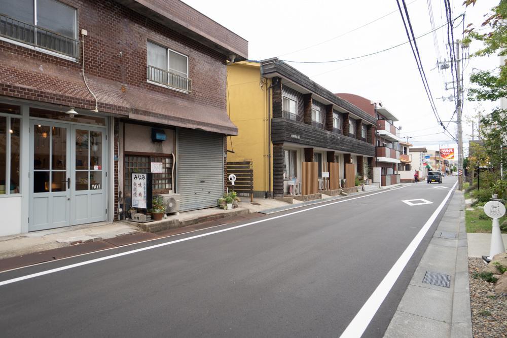 宝塚市高司の賃貸物件/お向かいのレトロ長屋には飲食店や雑貨屋、サロンも入っています