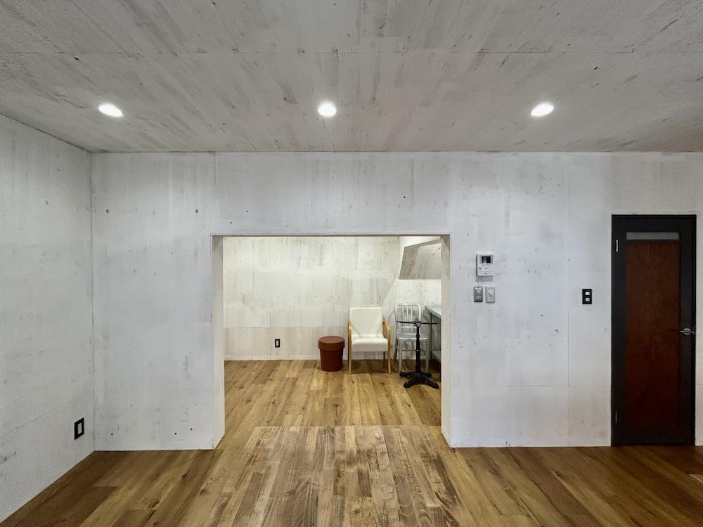 神戸市兵庫区荒田町の賃貸物件/書棚など収納スペースもあって機能的です。