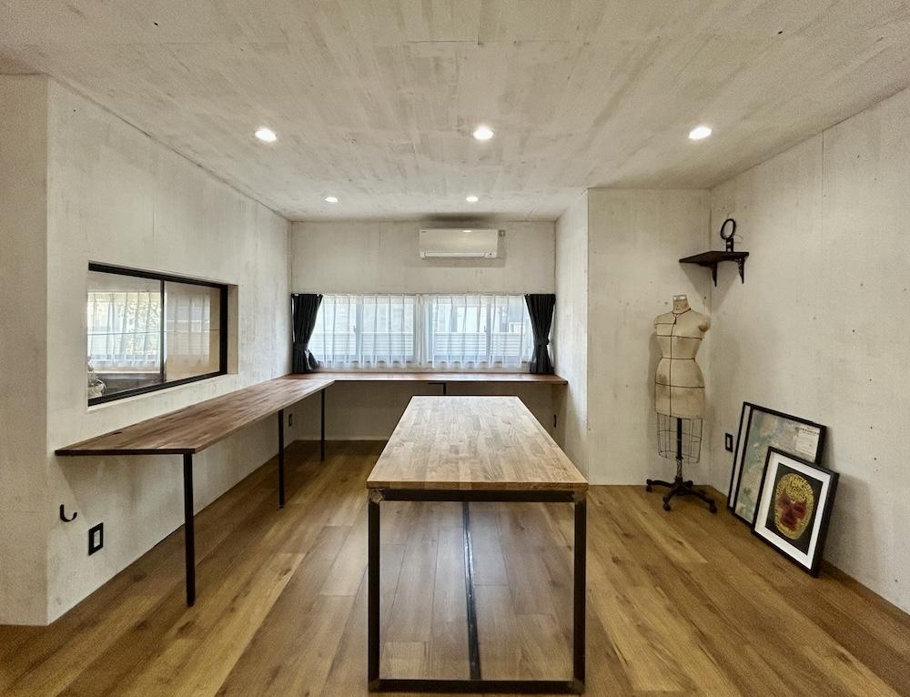 神戸市兵庫区荒田町の賃貸物件/ゆったり作業できそうなデスクもあります。