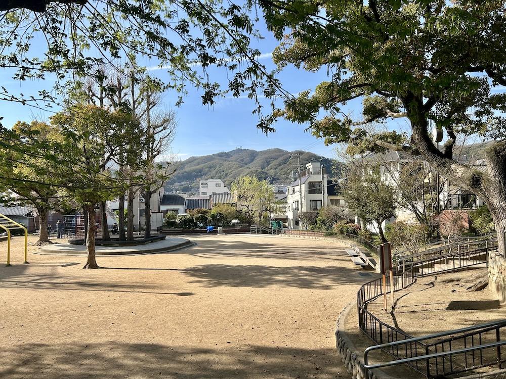 神戸市兵庫区荒田町の賃貸物件/向かいの公園。開けた景色の向こうに山並み。山裾エリアの景色です。