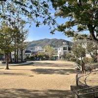 神戸市兵庫区荒田町の賃貸物件/向かいの公園。開けた景色の向こうに山並み。山裾エリアの景色です。