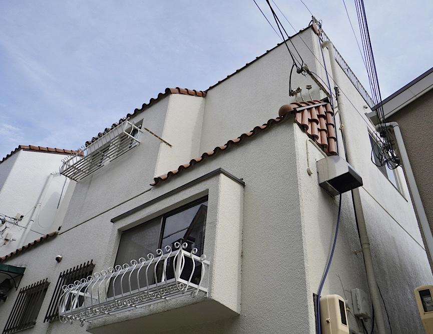 神戸市灘区赤松町の売買物件/アイボリーの外壁とオレンジの瓦屋根が目を引く