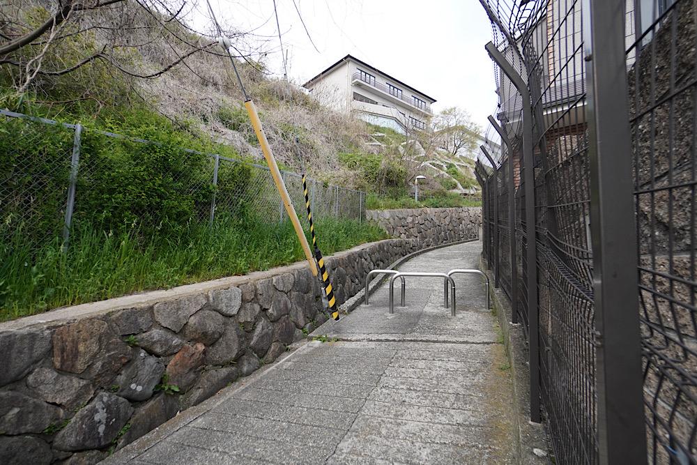 神戸市灘区赤松町の売買物件/家の前の坂に出れば自然も近くに