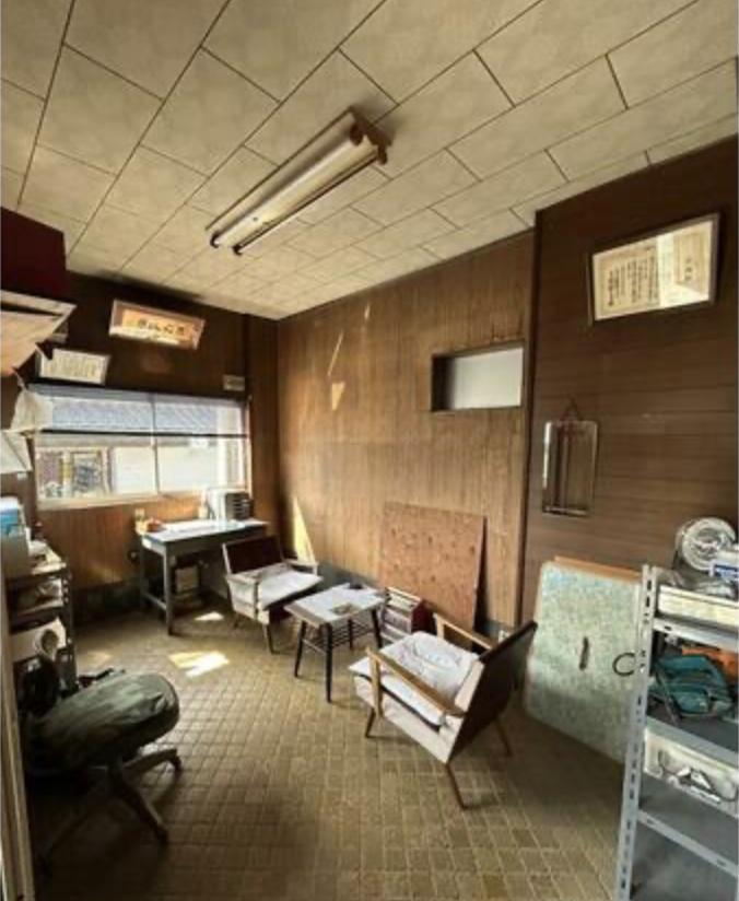 たつの市龍野町北龍野の売買物件/事務所スペースは通りを眺められる窓があり、改装の想像も膨らみます。