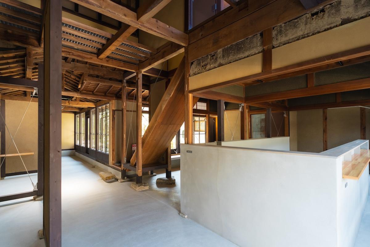 三田市三田町の賃貸物件/土間から立ち上がったようなモルタルの厨房ゾーン