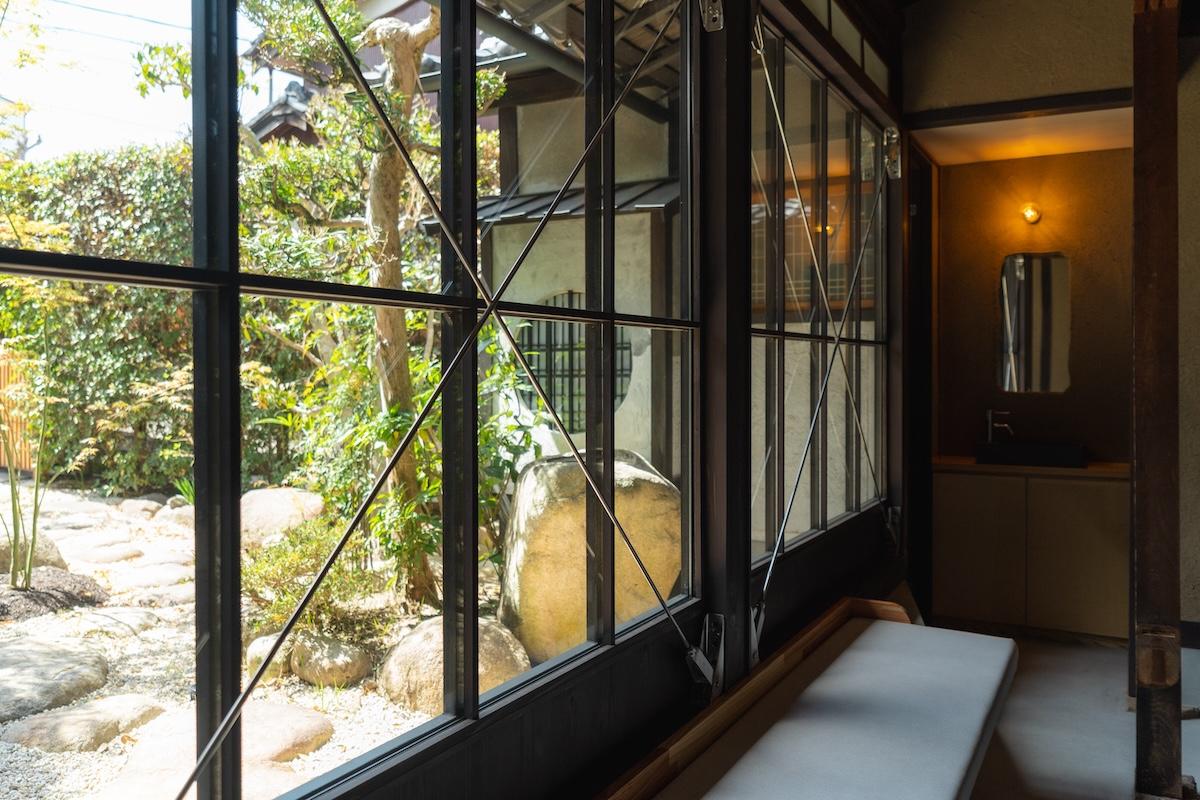 三田市三田町の賃貸物件/庭をバックにベンチも造作されています