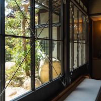 三田市三田町の賃貸物件/庭をバックにベンチも造作されています