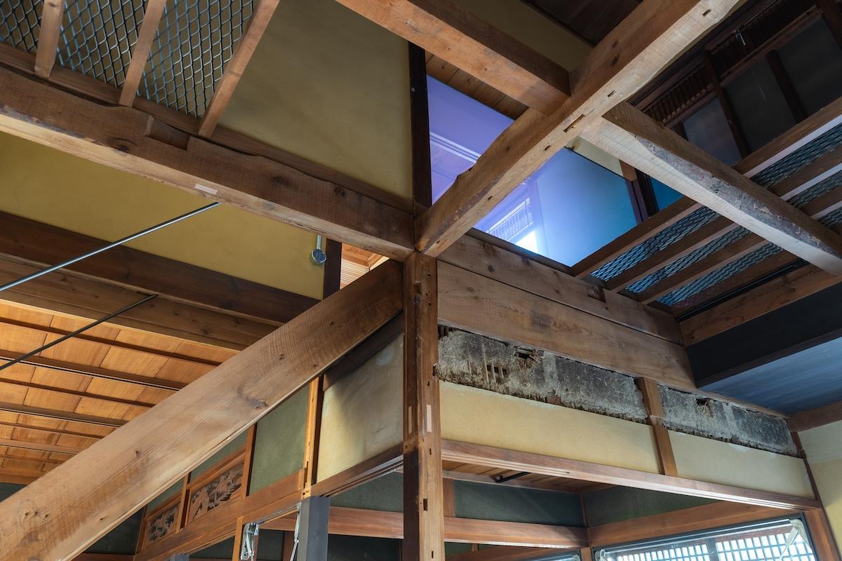 三田市三田町の賃貸物件/木造架構と金属やガラスといったマテリアルが調和