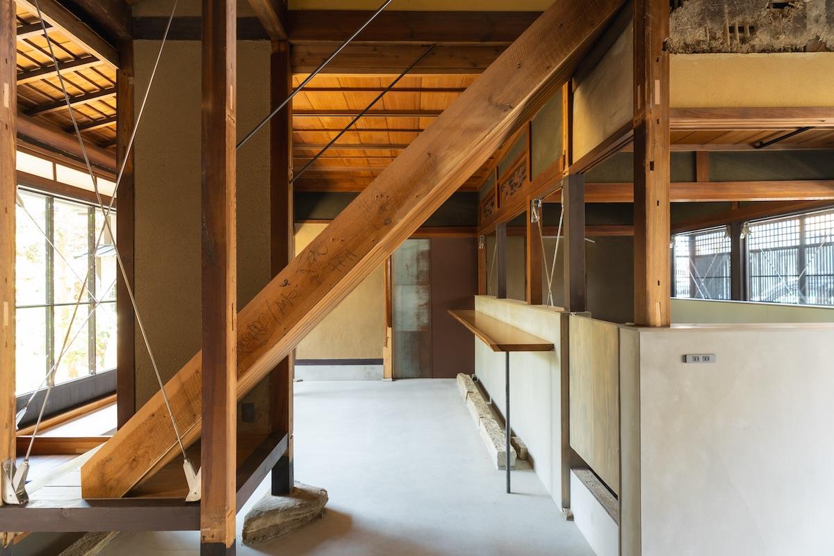 三田市三田町の賃貸物件/あらわになった階段